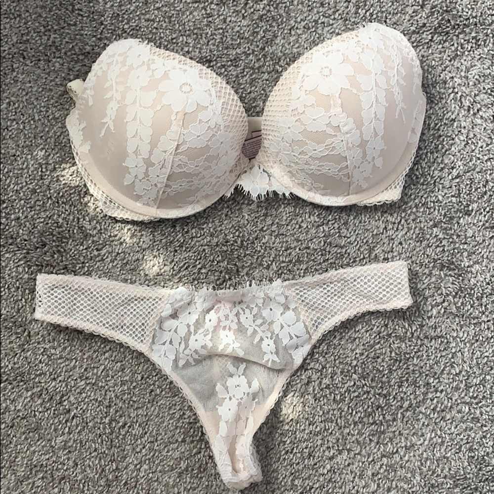 Victoria’s Secret bra& panty set. Size 32dd and md